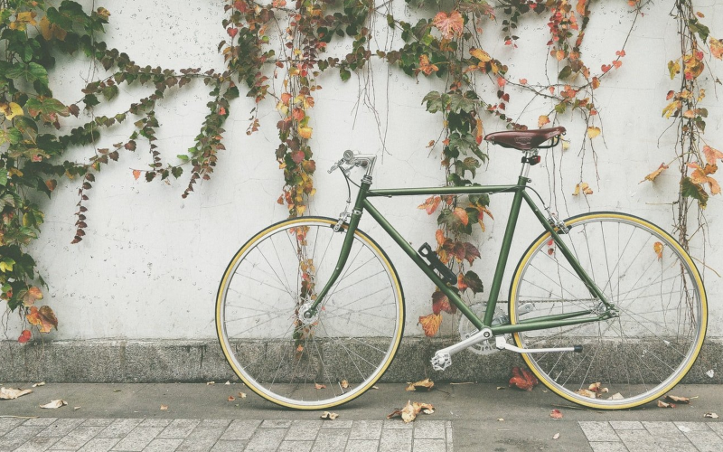 Bicicletta appoggiata al muro